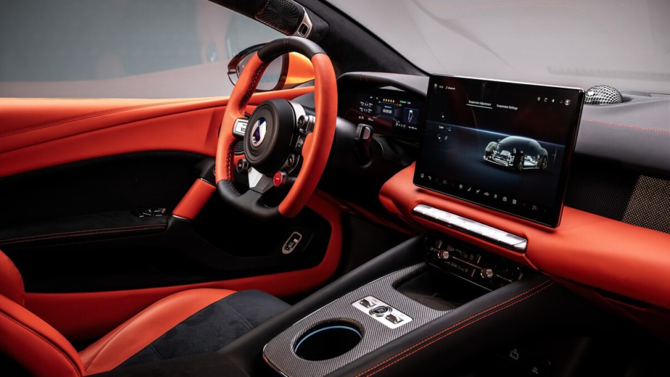 Statt einer futuristischen Lounge setzt Denza auf ein überraschend klassisches Sportwagen-Cockpit