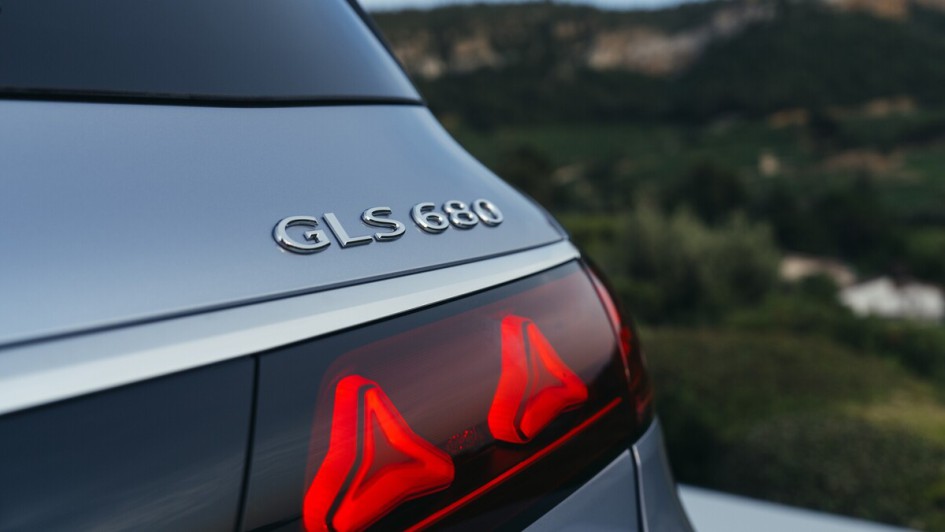 Neue Rückleuchten mit dreidimensionalen Sternmotiven und eine neugestaltete Heckpartie lassen den GLS breiter und noch extrovertierter wirken.