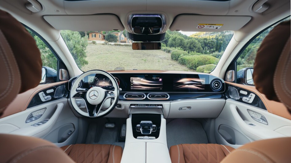 Im Innenraum verfolgt Mercedes-Maybach konsequent das Ziel, den GLS als privaten Rückzugsort zu inszenieren.