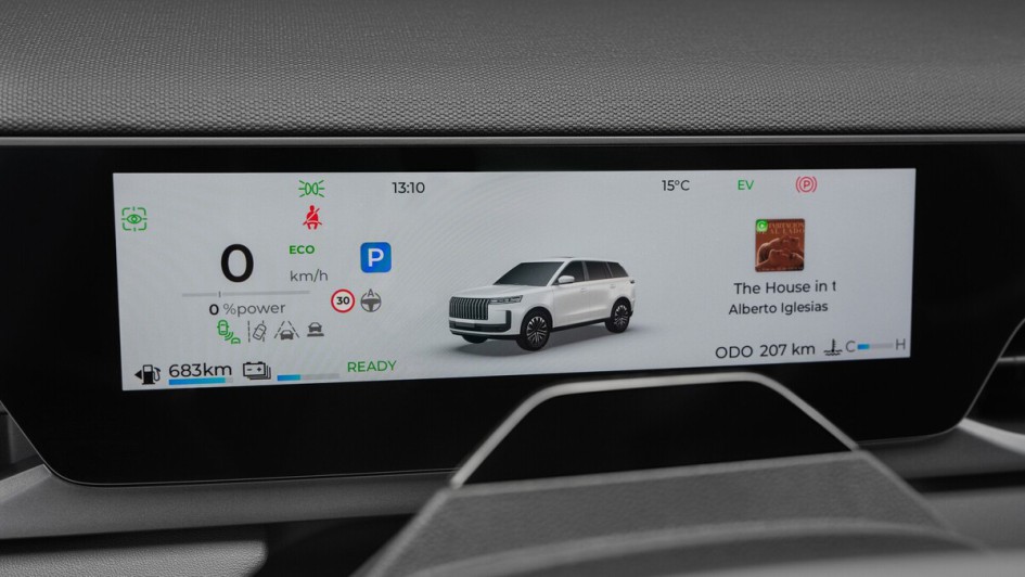 Fahrrelevante Informationen zeigt ein großes Farbdisplay hinterm Lenkrad an.
