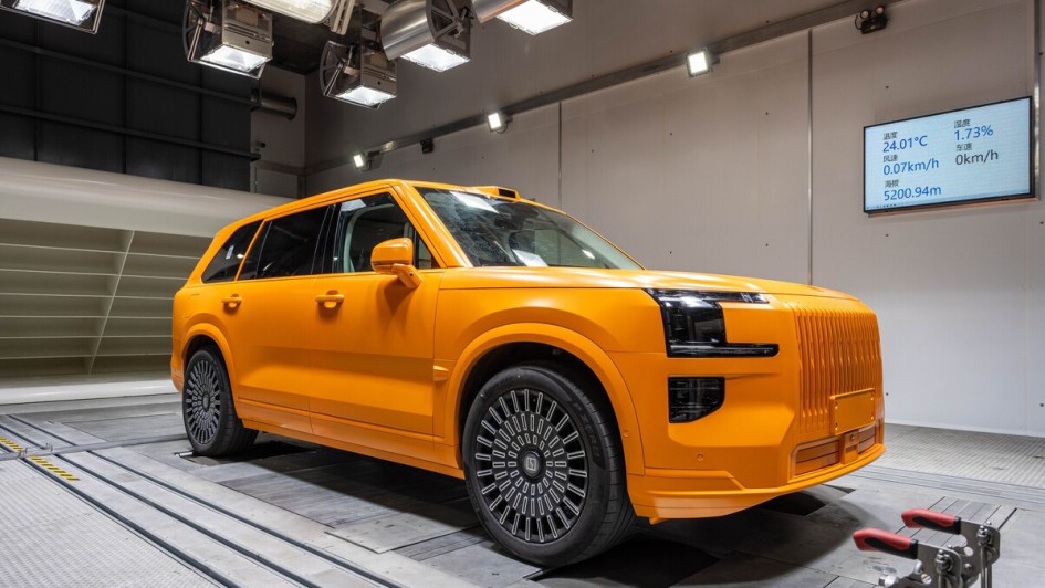 Neben Crashtest-Strecke, Laboren und Windtunnel mit bis zu 250 km/h Windgeschwindigkeit gehört die weltweit größte Klimakammer mit bis zu -45 Grad Celsius und bis zu 5.200 Höhenmetern zum Angebot.