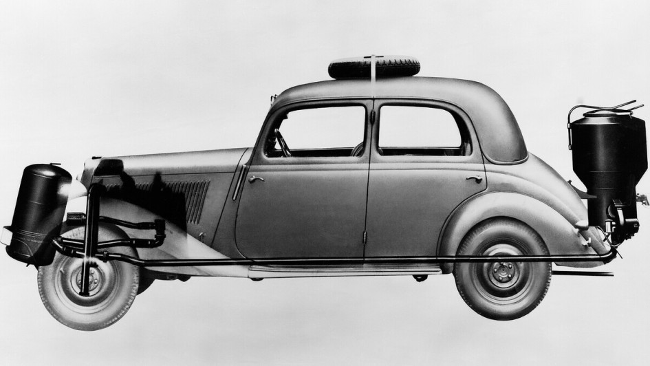 Gegen Benzinknappheit gewappnet – Auch nach Kriegsende bietet Mercedes-Benz den 170 V mit Holzgasanlage an