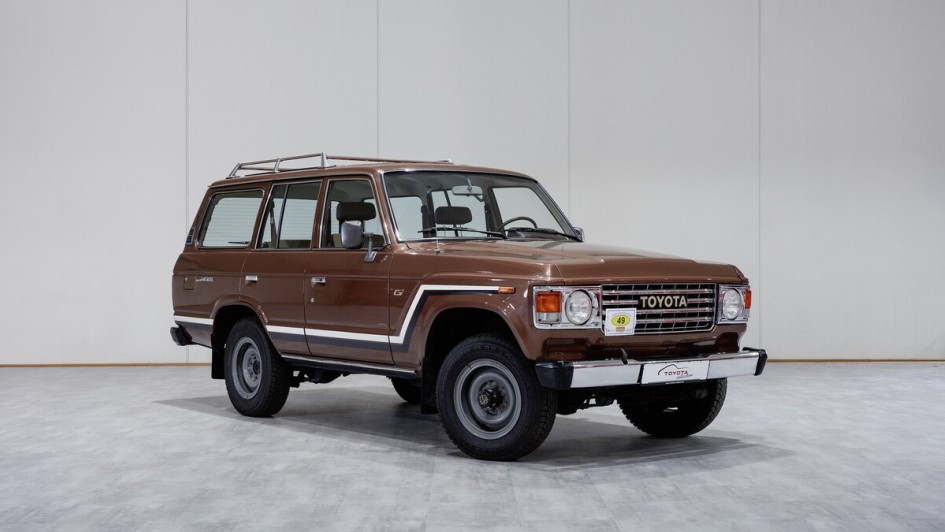 Japanischer Stil statt britischer Style – Der Toyota Land Cruiser FJ60 etablierte sich als Rivale zum Range Rover. Deshalb fuhr James-Bond- Darsteller Roger Moore diesen FJ60