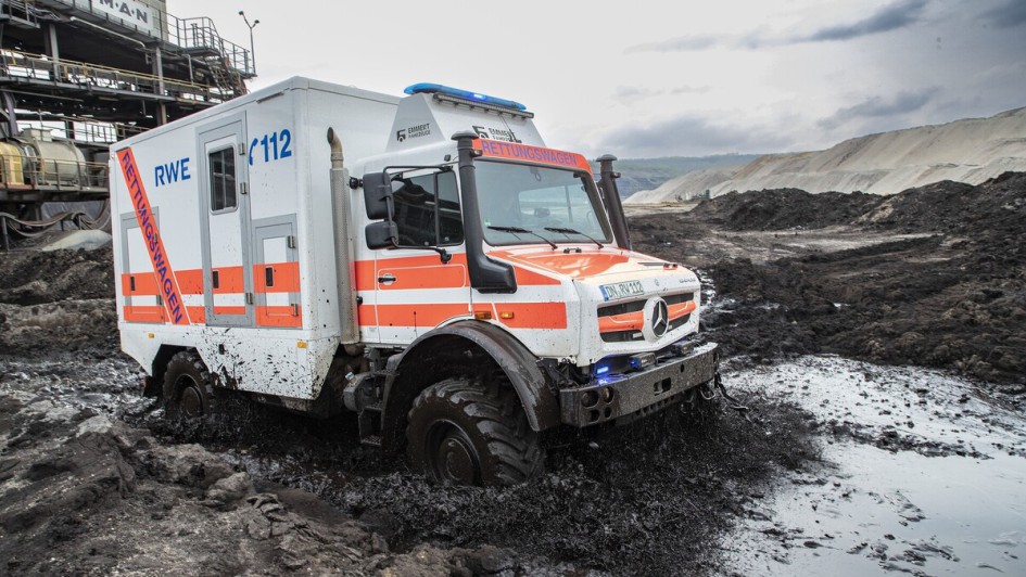 Auch Umbauten zum Rettungswagen lassen sich auf der besonders geländetauglichen Unimog-Basis realisieren