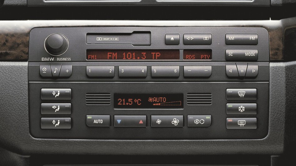Vor allem Premiumhersteller setzen schon lange auf oft serienmäßig eingebaute Klimaanlagen. Hier die Bedienkulisse bei BMW anno 2003
