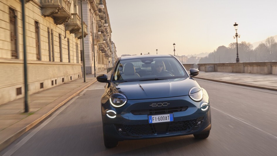 Bei den Kulleraugen und der gesamten Frontpartie zeigt der Fiat 600 deutlich seine Verwandtschaft zum 500er