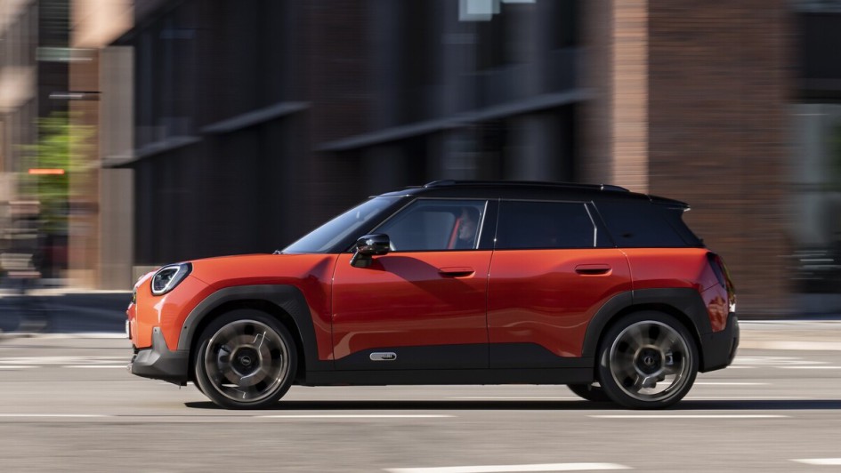 Mit 4,08 Meter misst der E-Mini vier Zentimeter mehr als der fünftürige Cooper, bleibt aber deutlich hinter dem 4,44 Meter langen Countryman zurück
