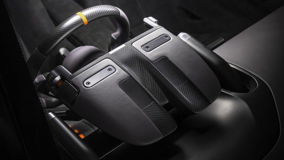 Alcantara, Leder und viel Sichtcarbon prägen den Innenraum