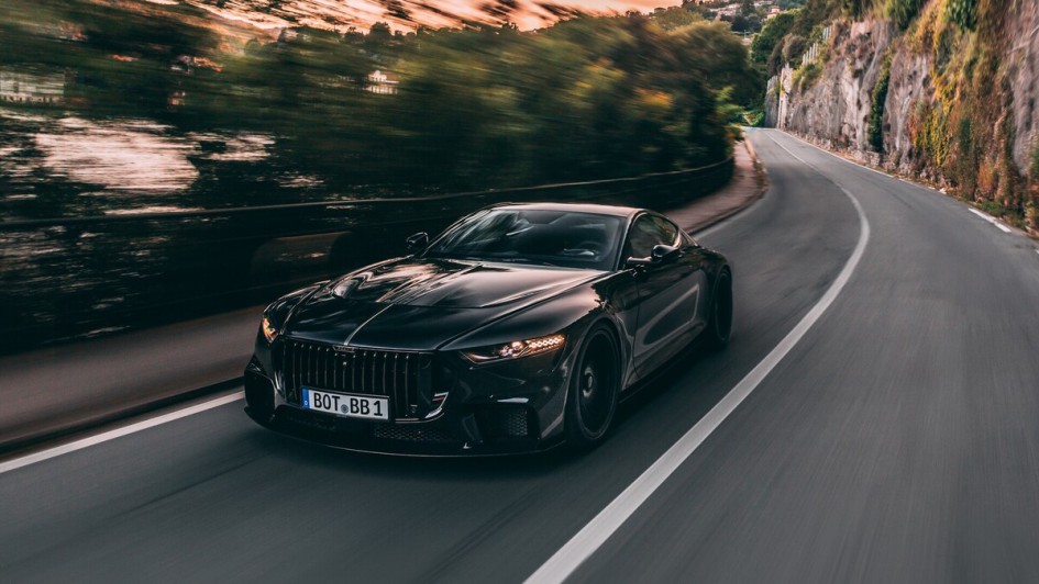 Unter der langen Haube tobt dabei kein AMG-V8, sondern einer der letzten Zwölfzylinder, die in Europa noch gebaut werden – eingekauft bei den Briten, in Bottrop nachgeschärft.