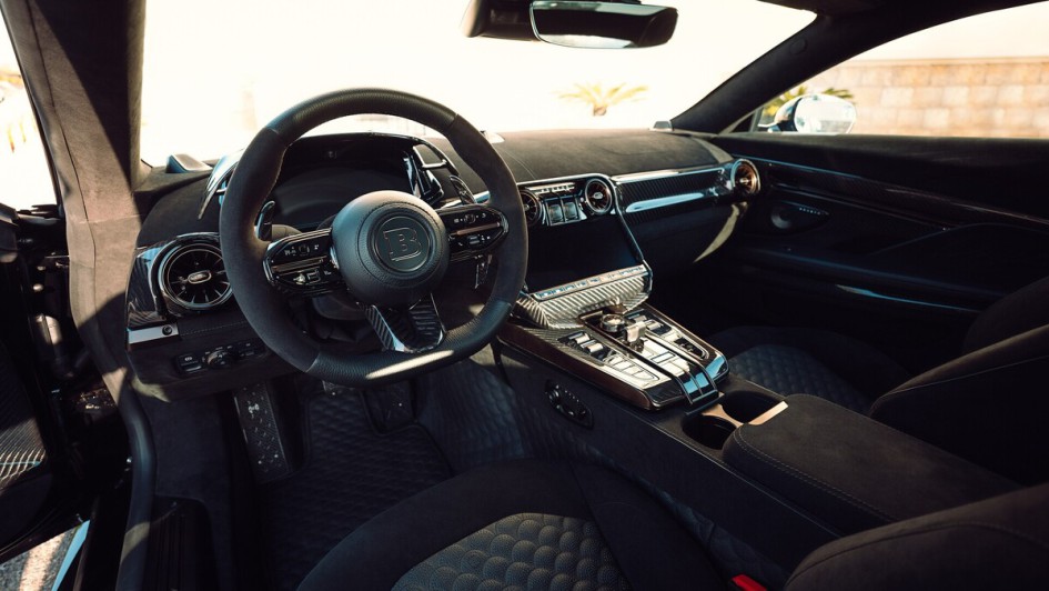 Innen dominiert Schwarz, sehr finster, aber edel: Leder und Carbon, in dessen Gewebe Brabus goldene Partikel einwebt.