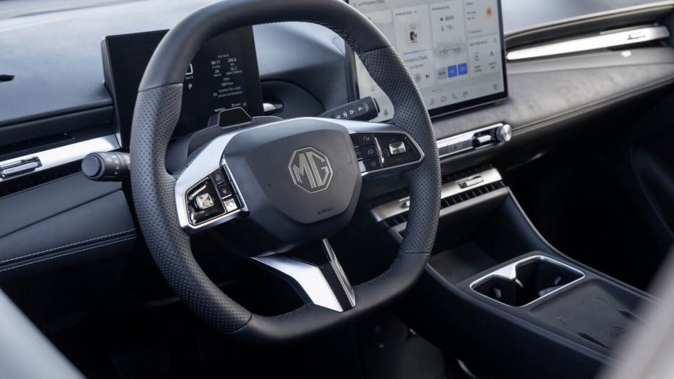 Der Arbeitsplatz ist modern eingerichtet. Das Cockpit bietet zudem einige wertig wirkende Materialien