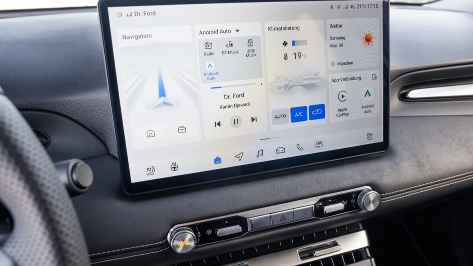 Der zentrale XL-Touchscreen bietet ebenfalls eine bedienfreundliche Oberfläche und reagiert meist hinreichend schnell