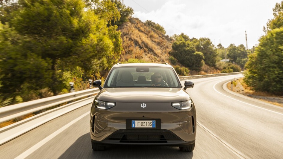 Auf einen klassischen Kühlergrill verzichtet die Front des B03X