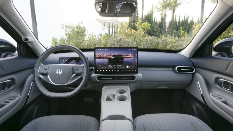Statt Knöpfe und Schalter bietet das Cockpit große Displayflächen.