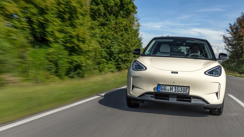 Für ein Elektroauto fährt der Geely eher zurückhaltend, obwohl die 116 PS in unserem Testwagen nur 1,44 Tonnen Leergewicht zu bewegen haben
