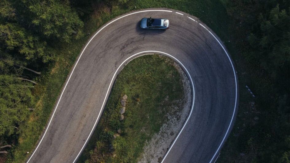Kurven-Fahrspaß: Der knapp drei Tonnen schwere Mercedes EQS vermittelt dank Steer-by-Wire fast schon Gokart-Gefühle.