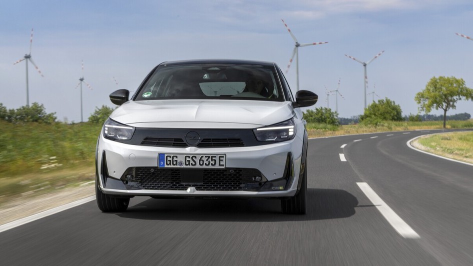 Der neue Corsa GSE trägt konsequenterweise ein großes „E“ im Beinamen, denn er fährt rein elektrisch
