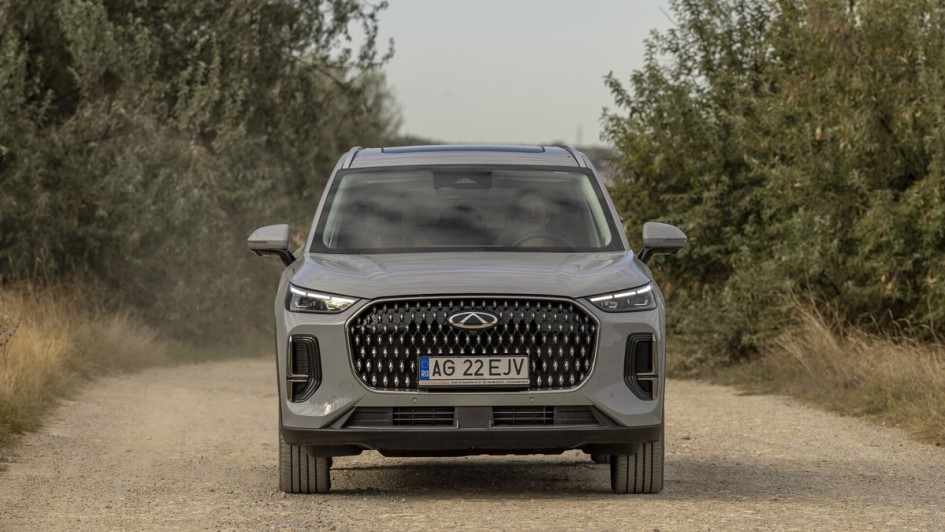 Der große SUV fährt leise und komfortabel, die Elektromotoren schieben kräftig an