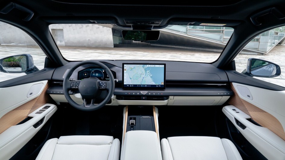Das Cockpit dominiert der riesige, waagerecht ausgerichtete Bildschirm (14 Zoll)
