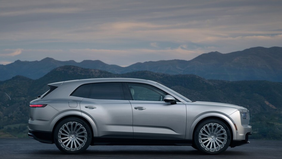 Details zur Größe nennt Bentley noch nicht. Doch sehr wahrscheinlich wird der Fünftürer um fünf Meter lang sein