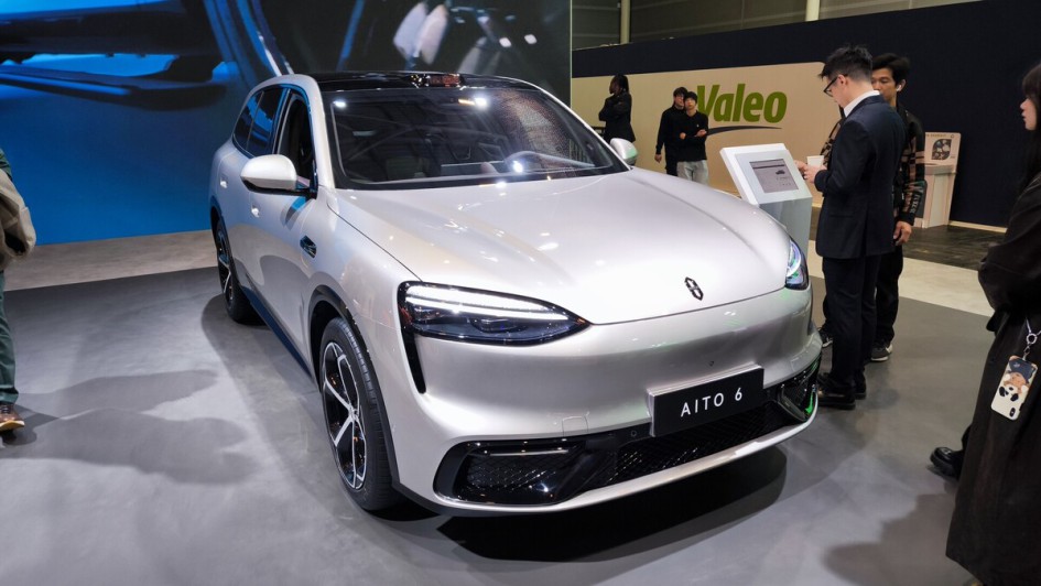 Einstiegsmodell bei Aito ist das fast fünf Meter lange E-SUV 6