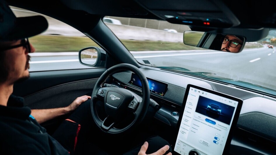 Eine Frontkamera liest Markierungen und Tempolimits, Radar misst den Abstand. Eine Infrarotkamera hinter dem Lenkrad beobachtet Kopfhaltung und Blickrichtung