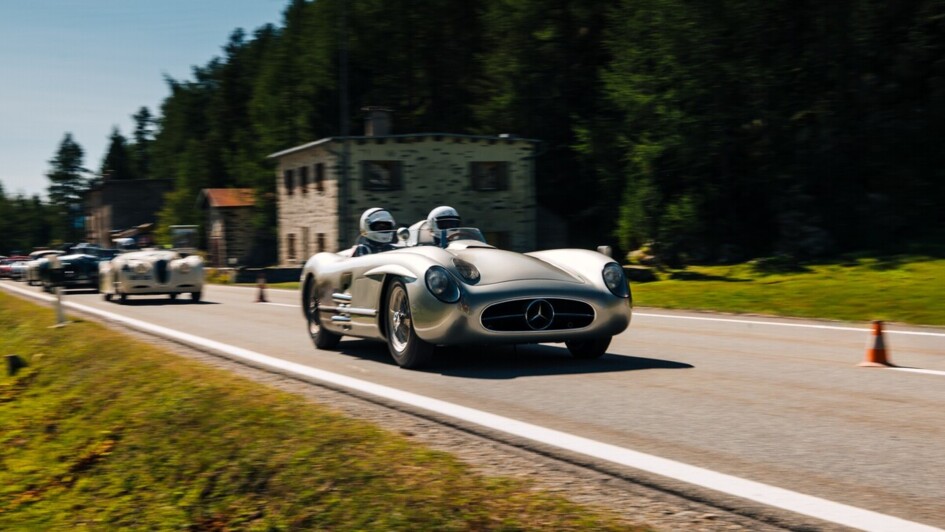 Eng und laut ist es in dem Rennwagen aus den 1950er-Jahren