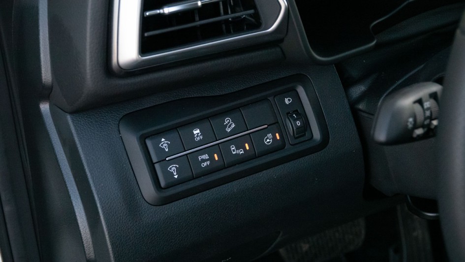 KGM Tivoli, Foto der Tasten links neben dem Lenkrad vor dem Fahrerknie.