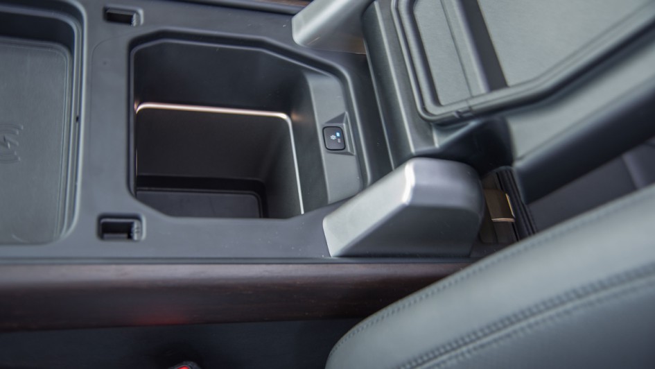 Kühlfach unter der Mittelarmlehne im Land Rover Defender