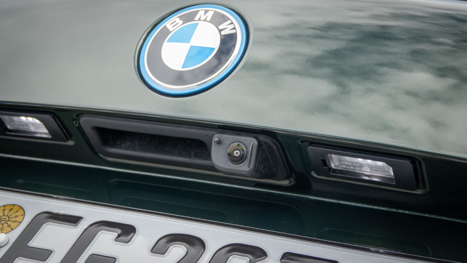 Die kleine Düse neben der Kamera am heck des BMW 230e soll für streifenfreien Rückblick sorgen.