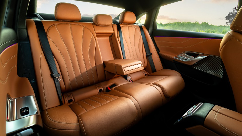 Rücksitzfoto im Mercedes C 400 4Matic elektrisch mit braunem Lederbezug
