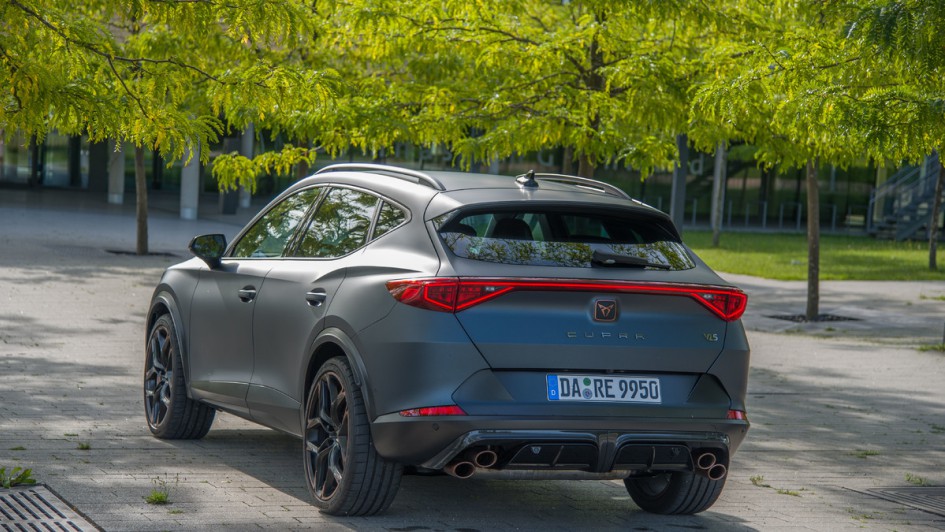 Cupra Formentor in mattgrau fotografiert schraeg von hinten mit Vierrohr-Abgasanlage