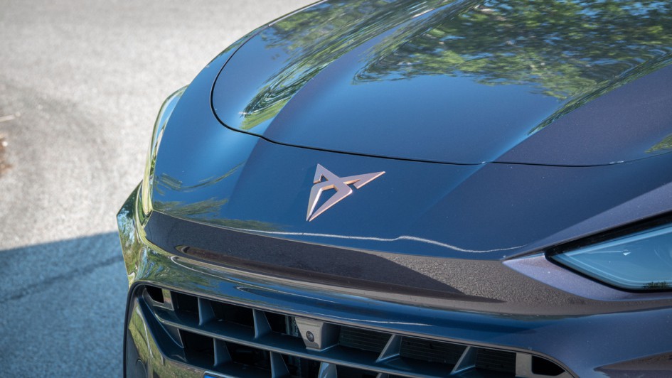 Motorhaube mit beleuchtetem Logo am Cupra Terramar VZ