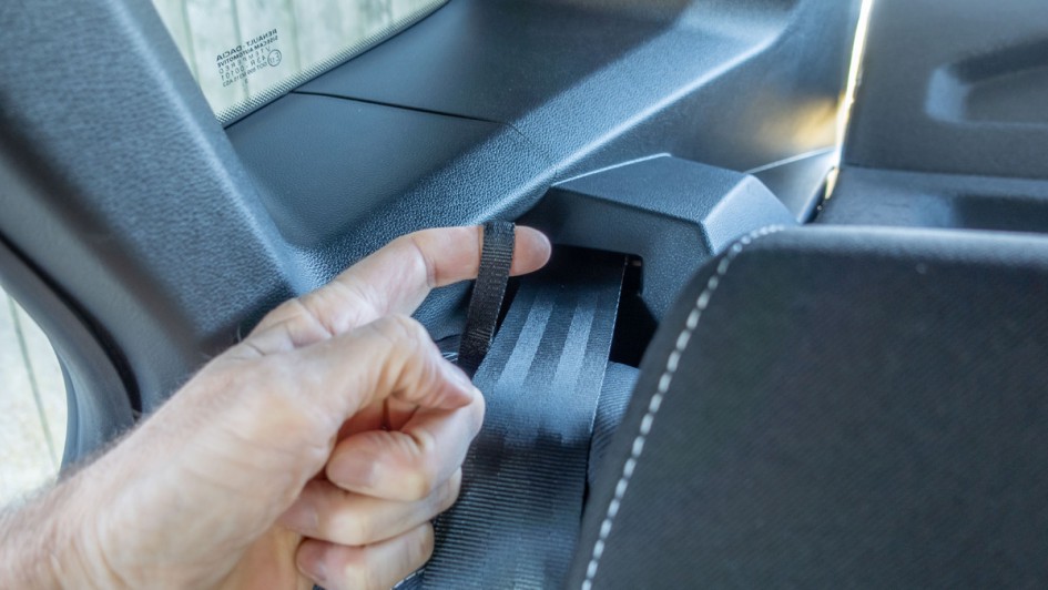 Schlaufe auf der Fondlehne zum Öffnen des Umklappmechanismuses im Dacia Duster 3. Generation
