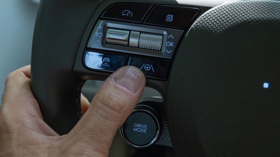 Deaktivierungstaste für den Spurhalteassistenten im Lenkrad des Hyundai INster