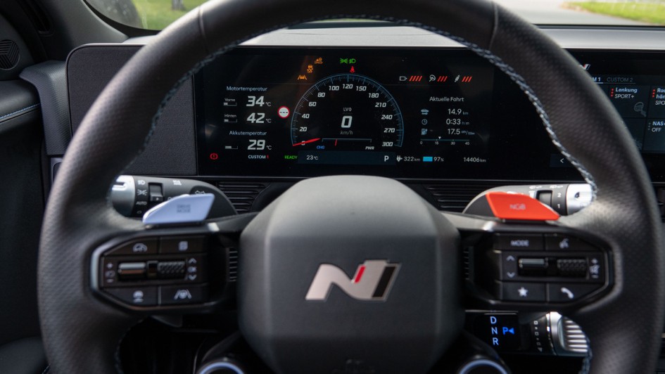 Tastenflut am Lenkrad des Hyundai Ioniq 5 N, hier im Detail aufgenommen