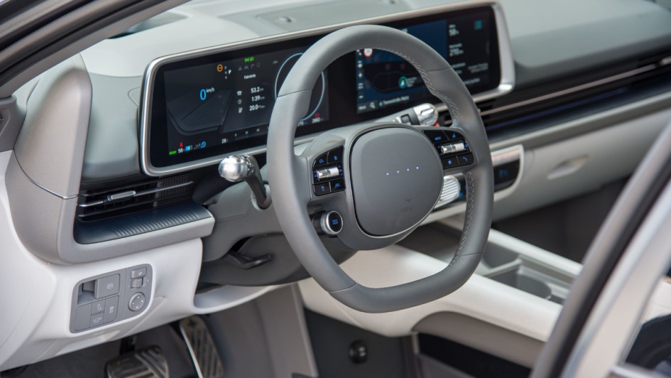 Hyundai Ioniq 6 Cockpitaufnahme von aussen auf der Fahrerseite