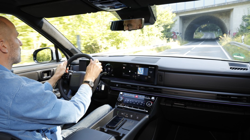 Fahraufnahme im Hyundai Santa Fe, fotografiert vom Rücksitz aus mit komplettem Armaturenbrett 