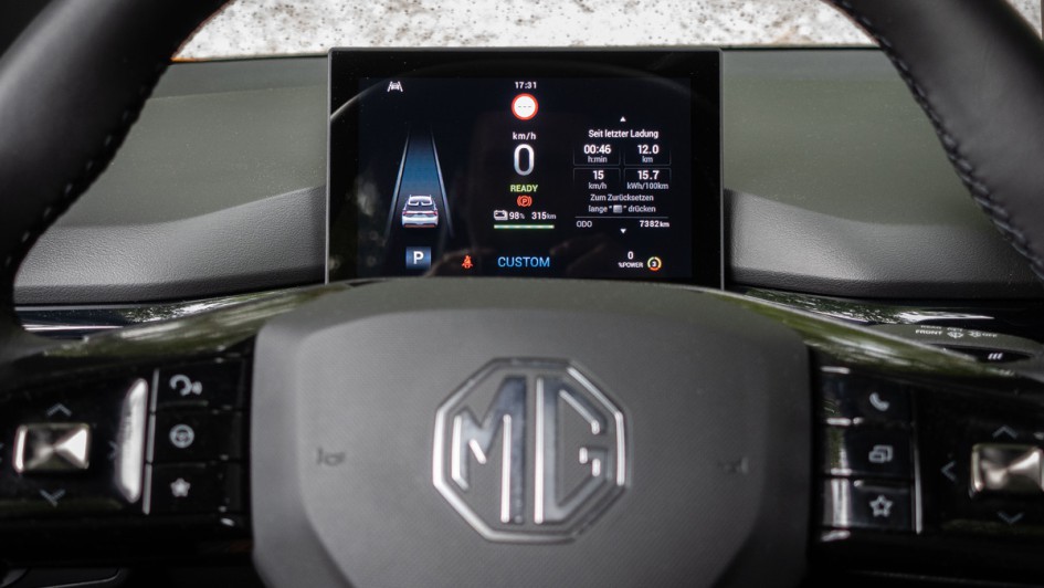 MG4 Extended Range orange lackiert, Foto vom Kombiinstrument