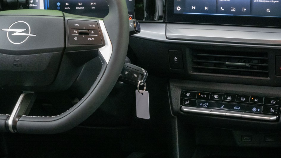 Zündschlüssel im Lenkradschloss des Opel Frontera