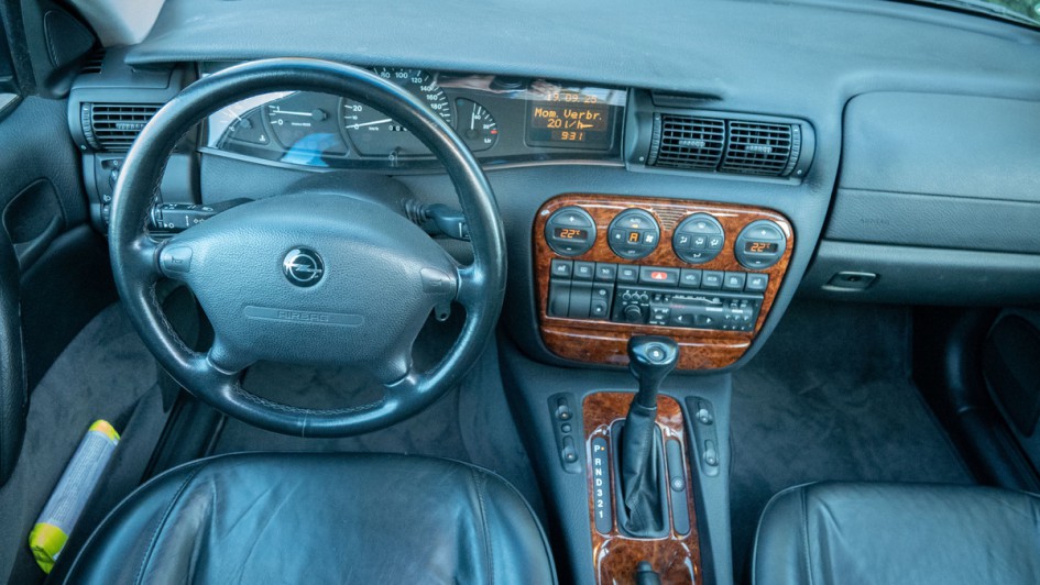 Gesamtcockpit von oben durchs Schiebedach des Opel Omega B fotografiert