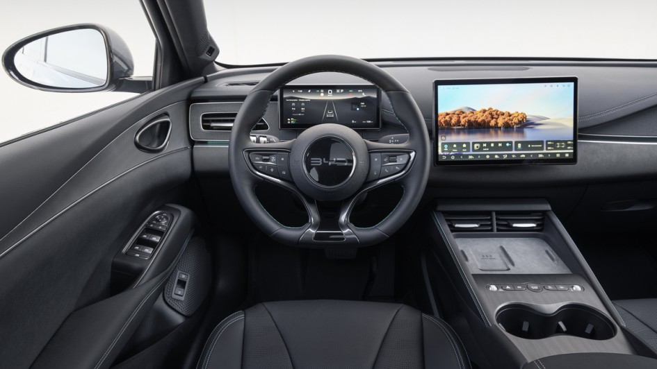 Gesamtansicht des BYD Seal 6-Cockpits von der Rückbank aus betrachtet