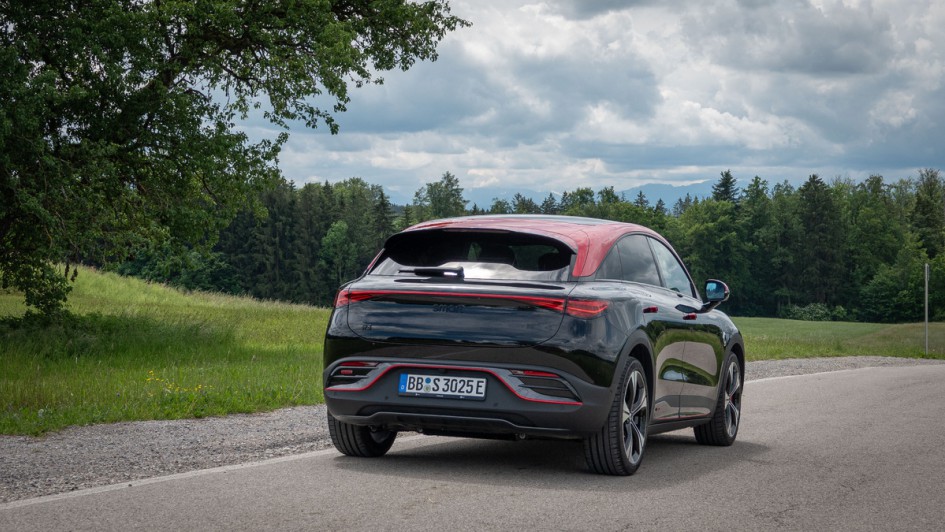 Smart #3 Brabus in schwarz mit rotem Dach von hinten fotografiert