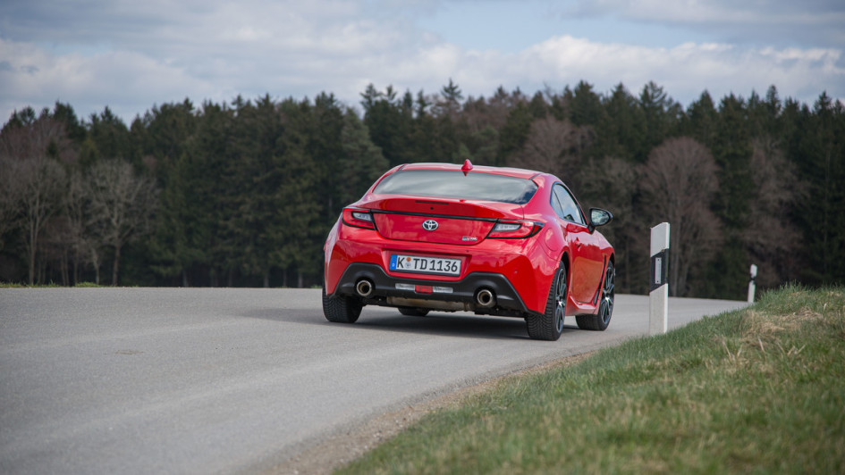 Toyota GR86 mit zweiflutiger Abgasanlage, Foto von hinten