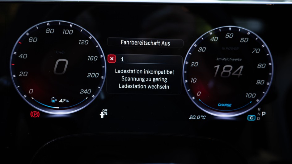 Anzeige im Fahrerdisplay, dass die Ladesäule zu wenig Spannung besitzt, um den CLA 350 zu laden.