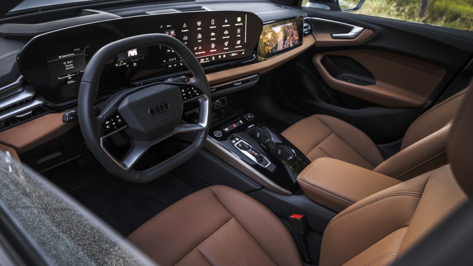 Audi A5 Avant mit braunen Ledersitzen, Foto von der Fahrertür aus aufgenommen