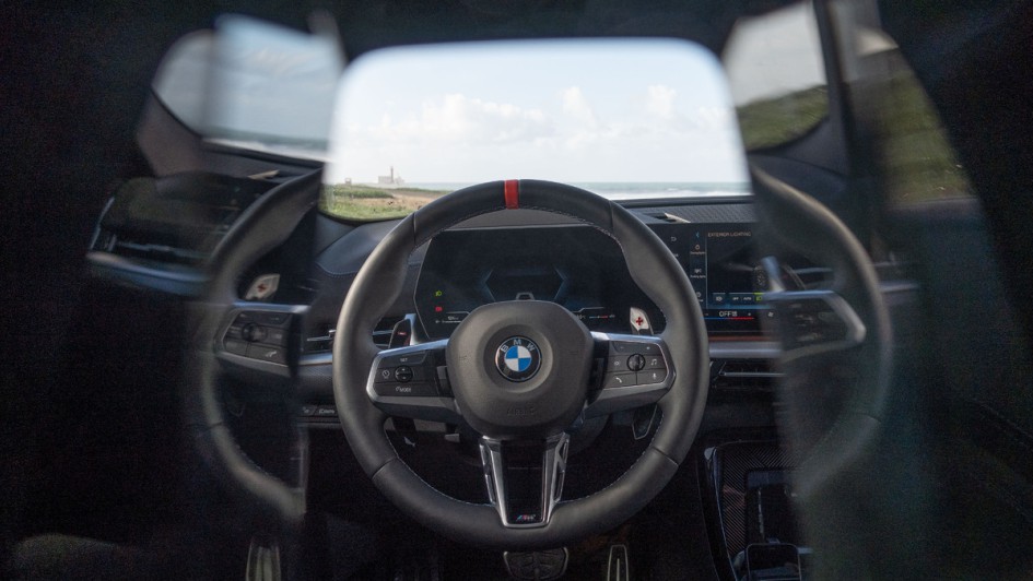 Lenkrad fotografiert durch die Sitzlehne