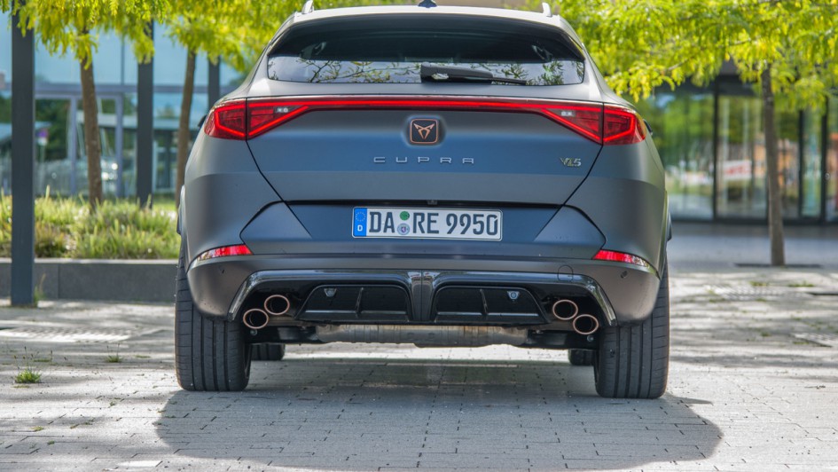 Fotoaufnahme des Cupra Formentor VZ5 frontal von hinten mit Vierrohr-Auspuffanlage