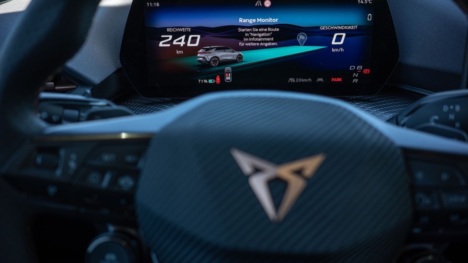 Kombiinstrument des Cupra Raval mit Basisinfos