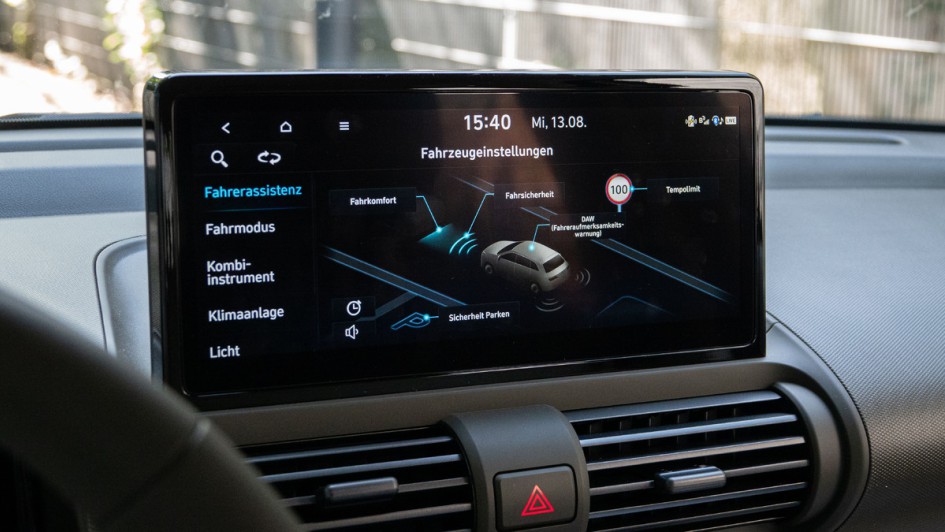 Infotainmentbildschirm mit geöffnetem Menü "Assistenzsysteme"